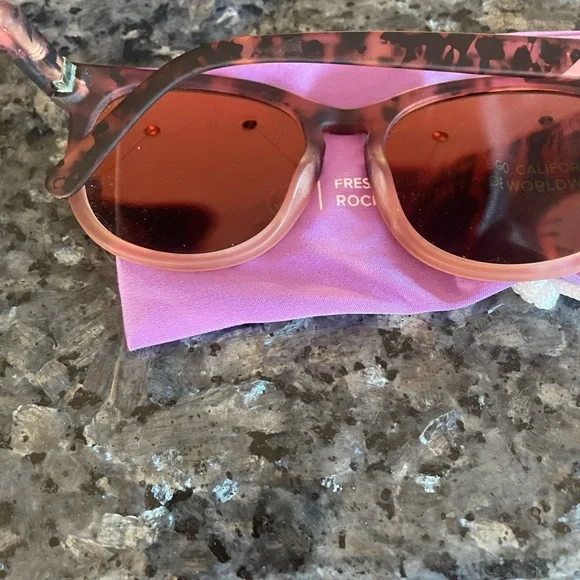 Blenders Heart Rush Eyewear Polarized Sun Glasses - Picture 8 of 11